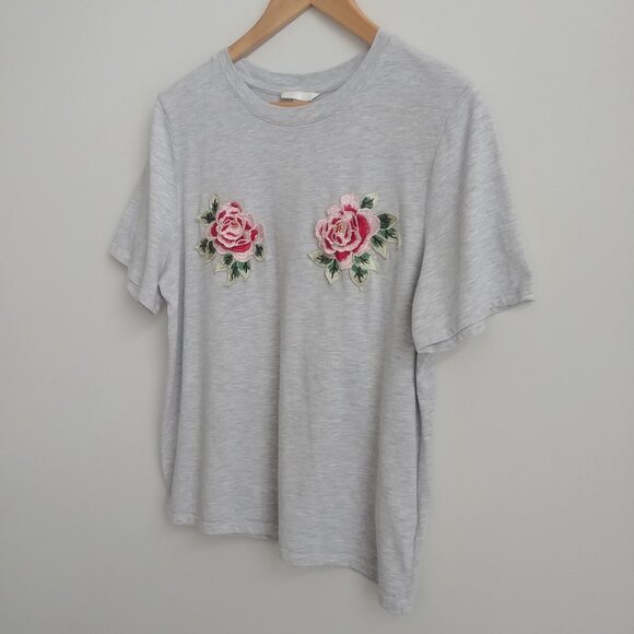 4/$20 Light grey tee shirt T-shirt with embroidered pink rose appliques Medium - Picture 2 of 11